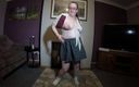 Horny vixen: Esposa Haley Striptease em uniforme dançando strip com peitões saltando