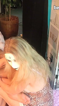 Cheetah baskılı iç çamaşırlı ve beyaz tırnaklı seksi göt parmaklıyor