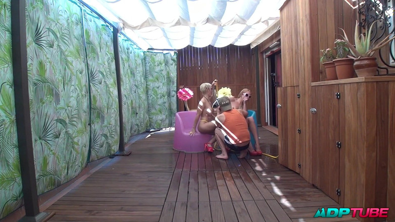 ADP Tube: 完璧なお尻の2人の成熟したアナル3Pインファト