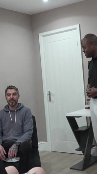 Un cocu se fait accoucher et un gangbang a lieu