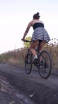 Expunere de cur în timp ce călărește o bicicletă sub fustă