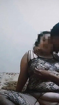 O corpo gordinho da minha madrasta é sexy com sua lingerie