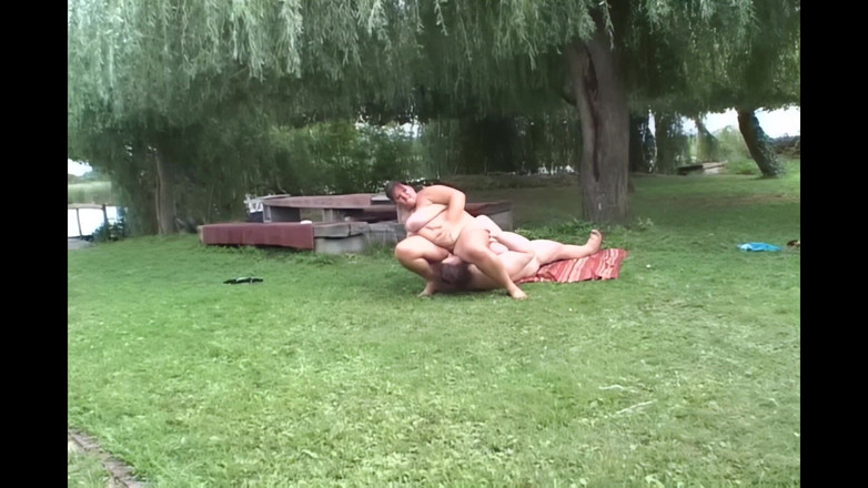 Bizzarre World: Великі сиськи