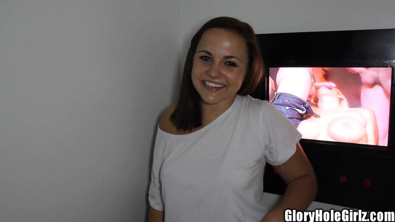 Glory Hole Girlz: Küçük memeli sevimli babasının kızı zafer yarağını yutuyor