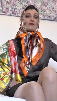 Захоплюючі атласні ігри з шарфом! Lady Victoria Valente