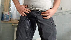 Kinky Guy: Namočená mi kalhoty, už nemůžu udržet čůrání.