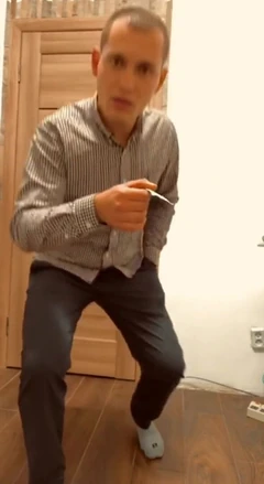 Un giovane stagista si sta preparando per un incontro con il manager