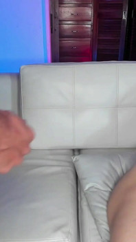 Esta chica latina se traga la gran polla de su pareja