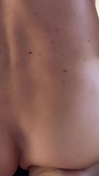 Un twink jamais vu devant des grosses couilles comme le beau-père
