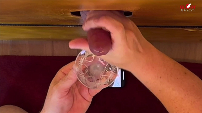 GLORYHOLEGAYS: Przy gloryhole: Ile wytryskuje do szklanki?