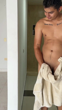 Vedo il mio fratellastro arrapato masturbarsi e mi sento caldo a guardarlo, quindi propongo di mettermi il suo cazzo enorme e ricco.