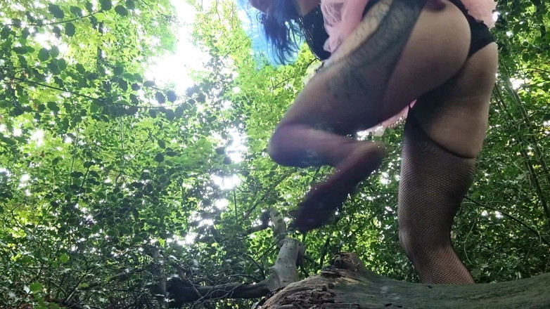 Mania Pigmilk: La simpatica fata gotica piscia e si strofina sul ceppo...