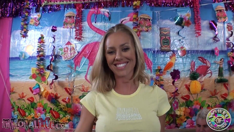 Immoral Live: Muhteşem sarışın Nicole Aniston mükemmel göğüslere ve büyük dudaklara sahip