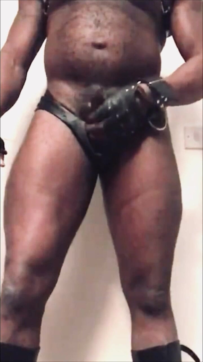 Black mature kinky muscle: Сексуальная черная большая задница, мускулистая папочка в позе и сперме