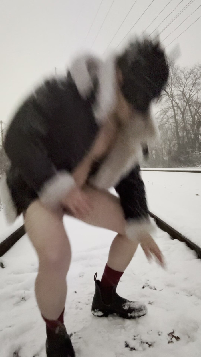 barenakedboy: Škádlení na zasněžené dráze: Svalnatý hřebec se svléká, protahuje se...