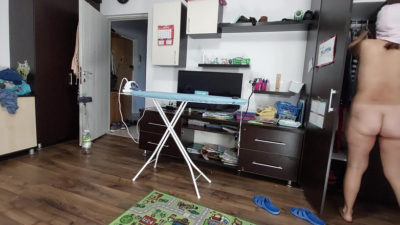 Amateur_MS: Sexy Ehefrau Macht Hausarbeiten Nackt Im Haus.