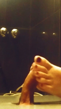 25 Ans Mature Se Branlant Avec Ses Pieds Sur La Table De La Gloire - Ruby
