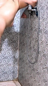 Ngentot ibu tiri di kamar mandi sama kontol besar arab