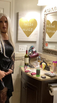Emo travesti göt tıkacı takıyor ve mastürbasyon yapıyor
