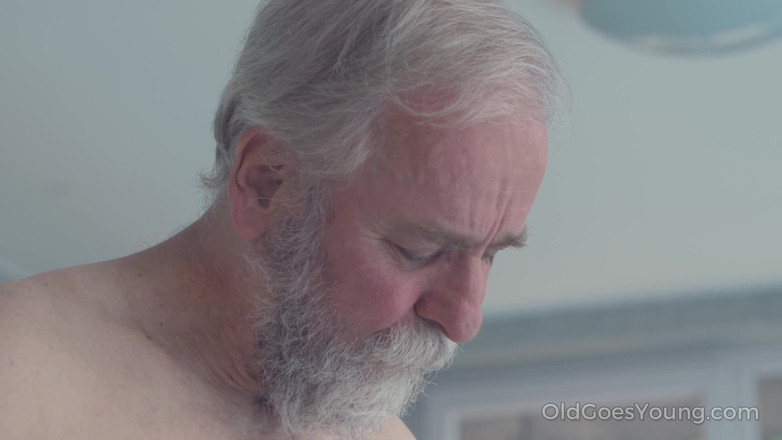 Old Goes Young: Il vecchio scopa una mora fresca da dietro a bordo...