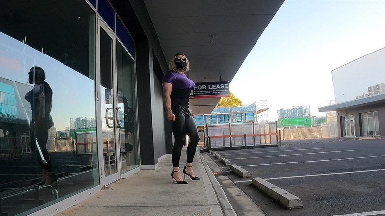 Muscle Sissy Slut Jessica: Curvă musculară expusă și futută în public