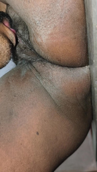 Mallu kız en iyi pozisyonunda parmaklıyor ve