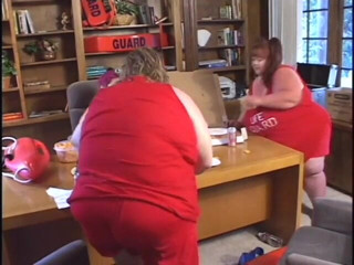 Best Butts: Blonde BBW seduces hunk to bang her in bed