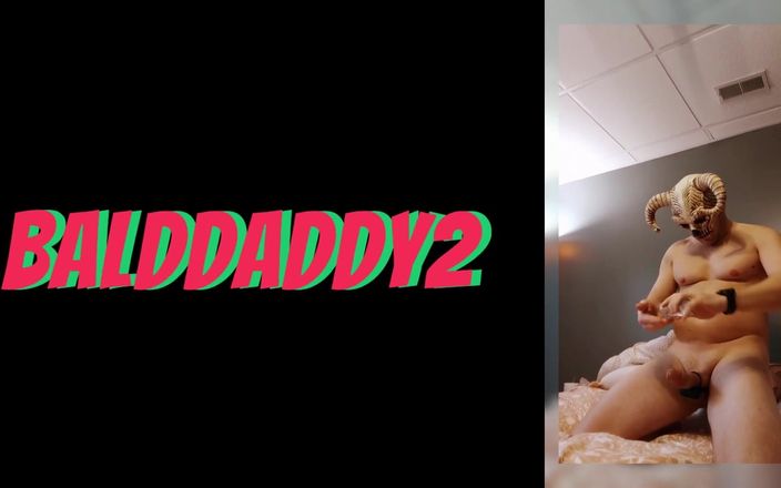 Bald Daddy: Baldaddy seksi adam anal masaj yapıyor ve sonra büyük inleyerek...