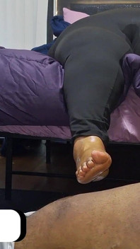 Domination SSBBW avec un footjob de type Nola de Jackie