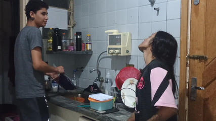 Jasmine santana: Ailesi orada değilken üvey kardeşini gerçekten ateşli olduğuna ikna eder