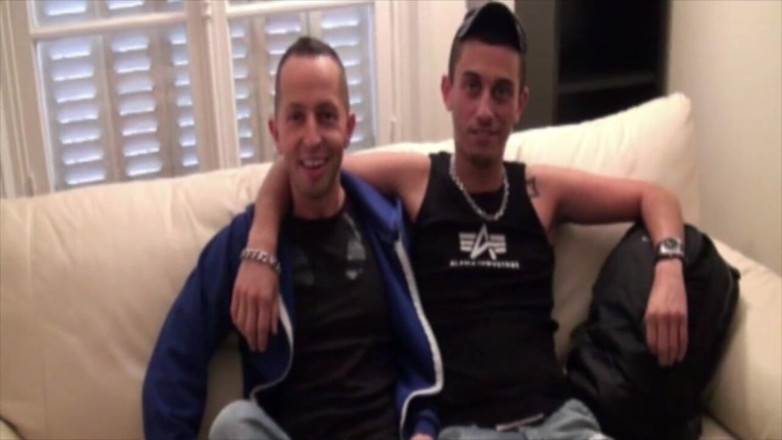 Sneaker gay: Sneaker-unterwerfung in einem dezenten keller
