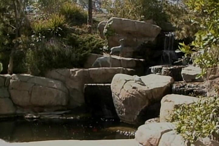 Vintage Babes: Platinum loira vagabundas compartilhando strapon toy à beira da piscina