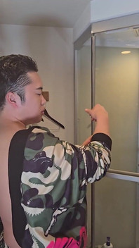 Massage Érotique Avec Un Gâteau De Bœuf Japonais - Scène Sous La Douche