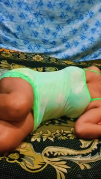Suami mengongkek isteri gaya doggy dan blowjob deepthroat semasa bosnya dalam panggilan