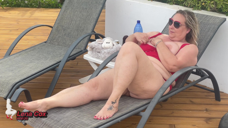 Lena Cox: Gorąca żona Lena Cox zostaje nasiąknięta: dziki ogród masturbacja i niechlujne...