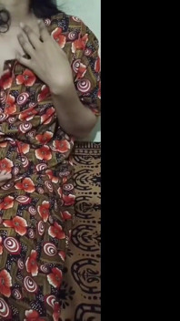 Meena používá dildo k uspokojení, když nikdo není k dispozici, aby ji ošukal