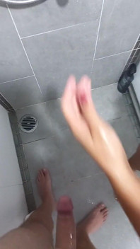 性感的红色指甲肥皂淋浴打手枪