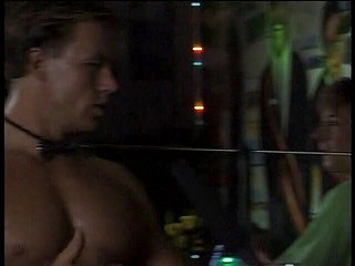 Lucky Cooch: Roztrhaný chlápek a sexy kočka na rozhovoru