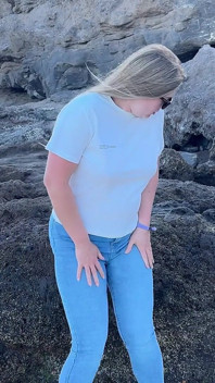 Pipì in Jeans Attillati Sulla Spiaggia Pubblica