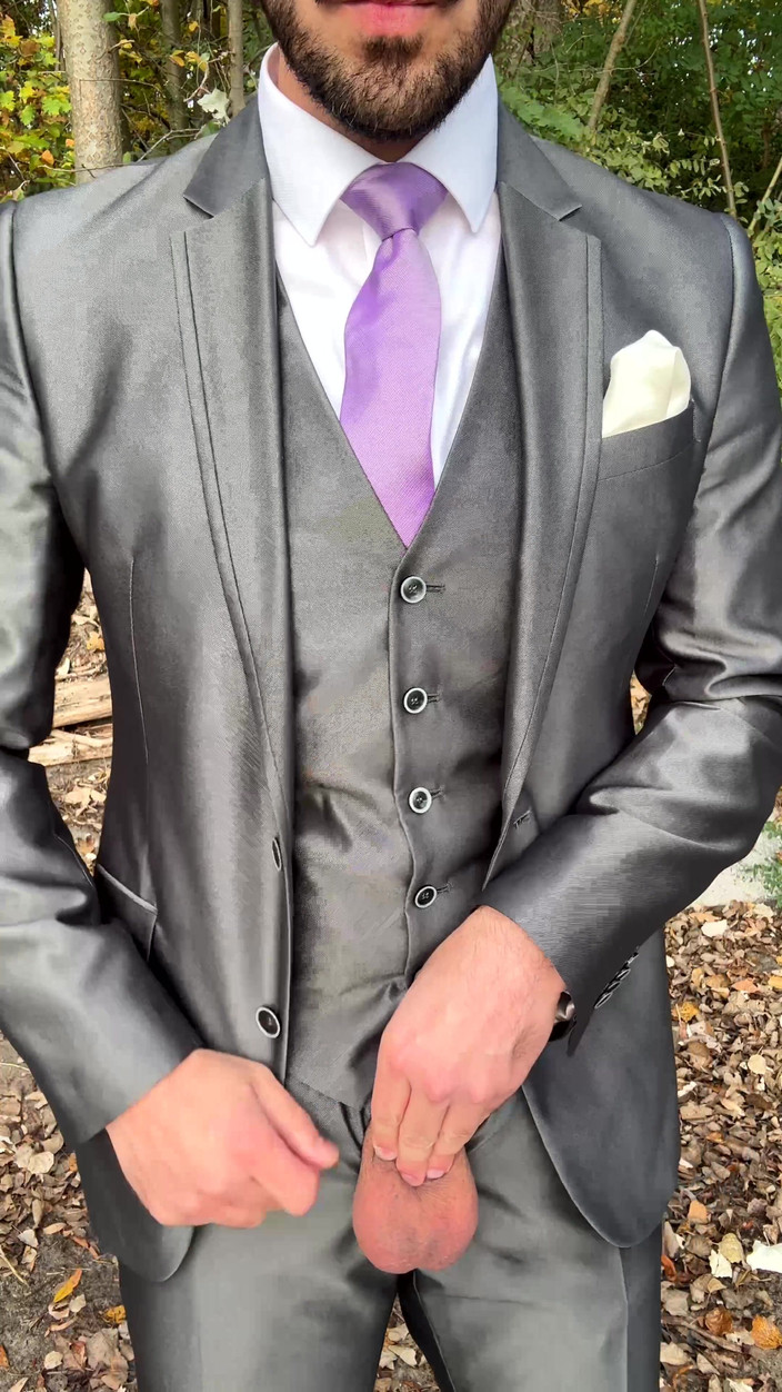 Master Shiny Shoes: Openbare buitenhandjob in glanzend pak