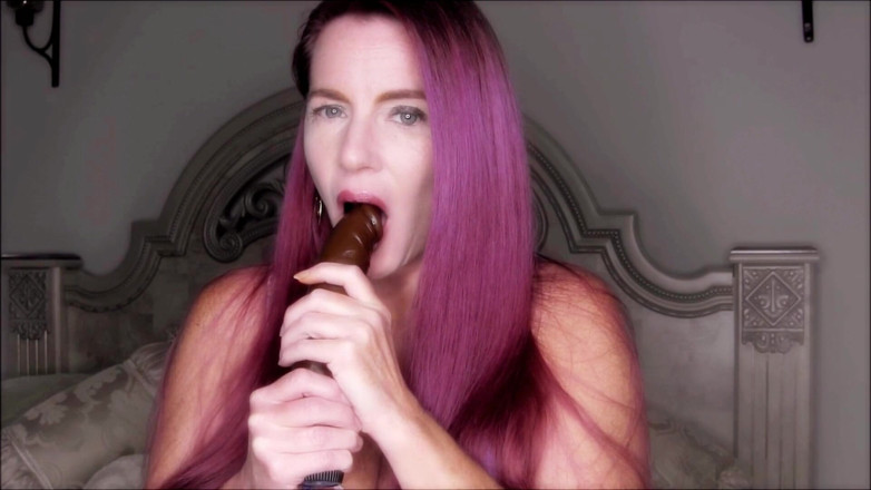 Nikki Nevada: La sexy miLF dai capelli magenta scopa un dildo e...