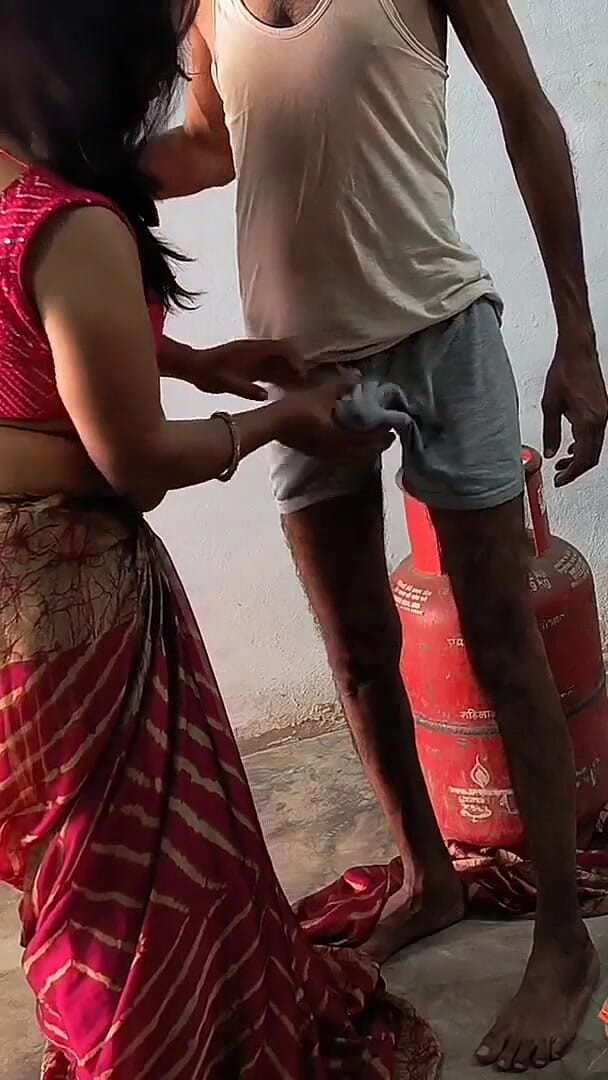 Happyhome: Pados Wali Bhabhi Ko Gas Cylinder Lagane Ke Bahane Ghar...