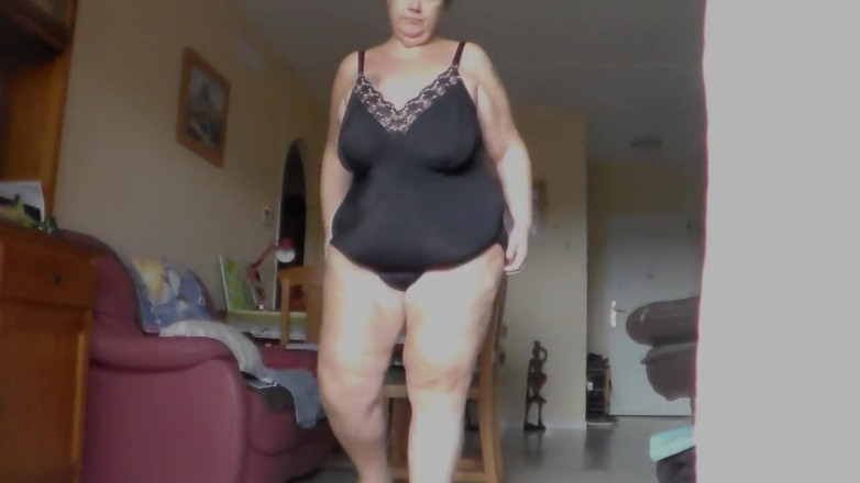 Sex hub couple: Jen is peeing in a great rearside view