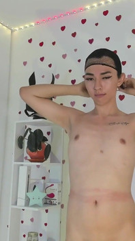 Ladyboy kleedt zich om, cosplay van Runa tot rode lingerie