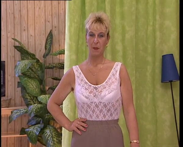 YOUR FIRST PORN: Ulla durante la cura intima softclip