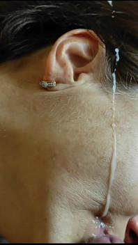 Jag filmar henne få sperma i munnen