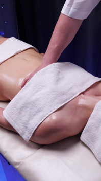 Este massagista pervertido mostrou seu pau e gozou na minha boca (!) Durante minha sessão de massagem! Xsanyany
