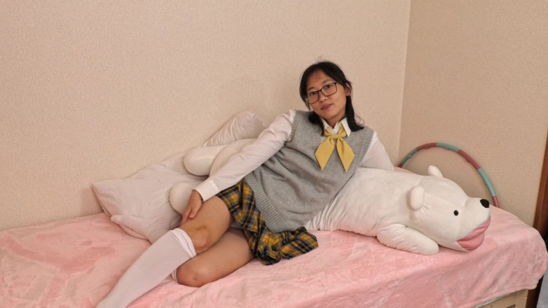 Girls of Hel: Asiática estudante em meias brancas usa seu brinquedo sexual favorito