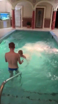 Caras com paus grandes se divertem na sauna, um cara com um pau grande fodeu um cu apertado