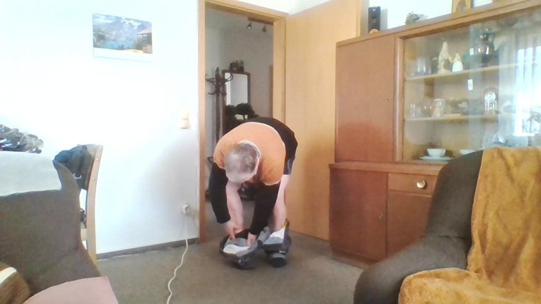 Andi geil: Andreas with suspender belt and bra jerking off